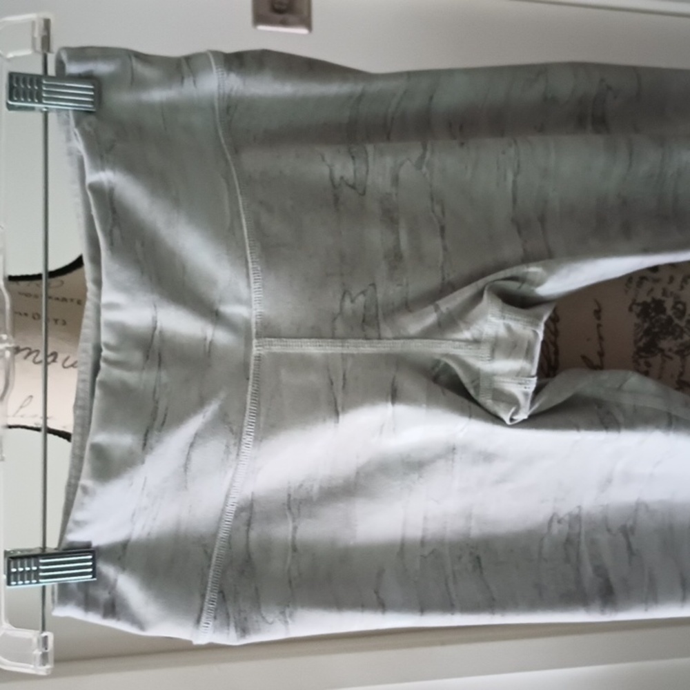ALO Yoga Light Gray Marble-Print Leggings - Picture 2 of 6